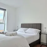 Modern 2 Bed In Centre - Location - Steps From Attractions *