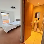 Modern 2 Bed In Centre - Location - Steps From Attractions *
