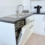 Modern 2 Bed In Centre - Location - Steps From Attractions Vakantiehuis *