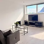 Modern 2 Bed In Centre - Location - Steps From Attractions Vakantiehuis