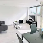 Modern 2 Bed In Centre - Location - Steps From Attractions Vakantiehuis