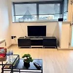 Modern 2 Bed In Centre - Location - Steps From Attractions *