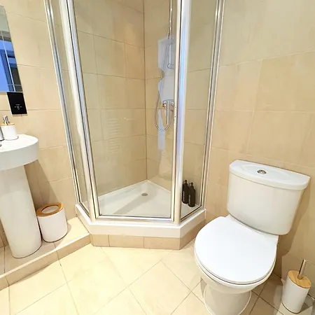 Modern 2-bed In Centre - Location - Walk To Attractions