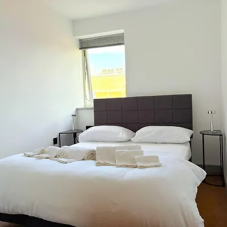 Modern 2-bed In Centre - Location - Walk To Attractions 度假居