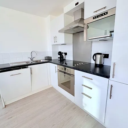 Modern 2 Bed In Centre - Location - Steps From Attractions * יורק