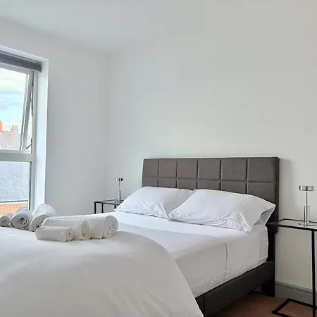Modern 2 Bed In Centre - Location - Walk To Attractions *