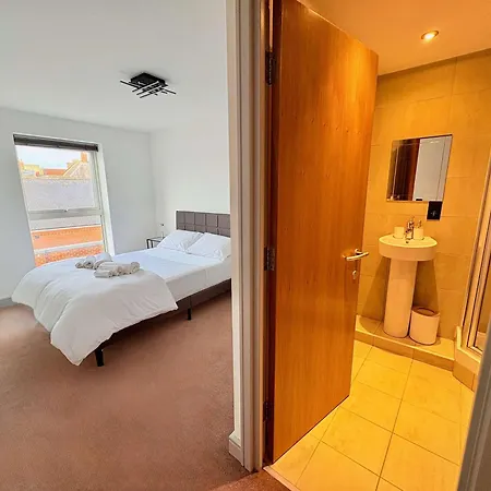 Modern 2 Bed In Centre - Location - Steps From Attractions *