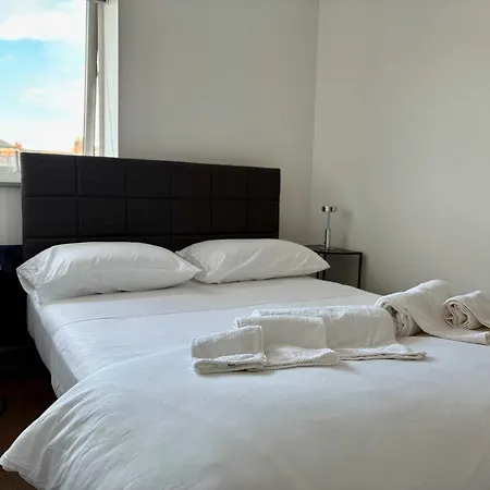 Modern 2 Bed In Centre - Location - Steps From Attractions Semesterbostad
