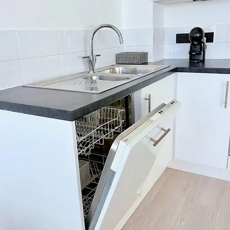 Modern 2 Bed In Centre - Location - Steps From Attractions Semesterbostad *