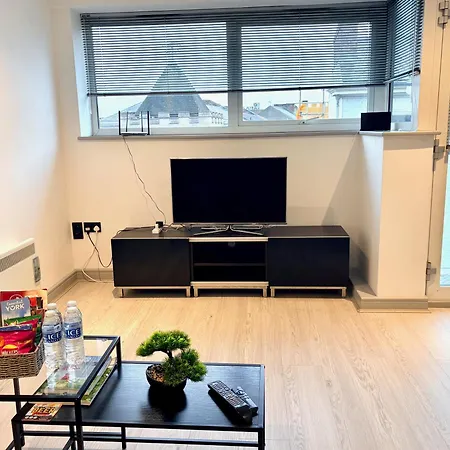 Modern 2 Bed In Centre - Location - Steps From Attractions *