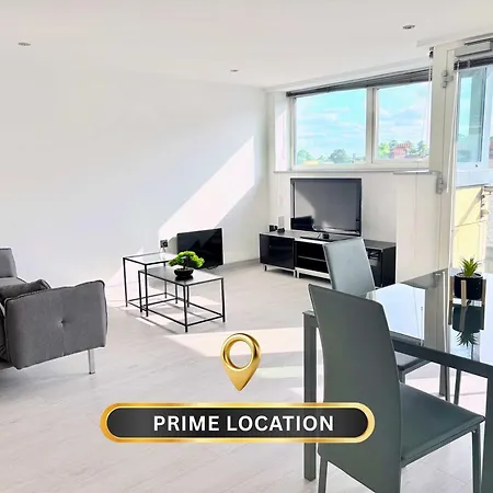 Modern 2 Bed In Centre - Location - Steps From Attractions *