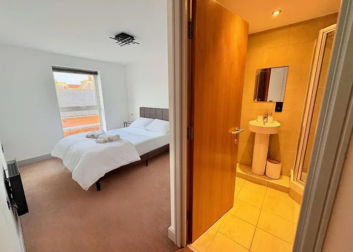 Modern 2 Bed In Centre - Location - Walk To Attractions *