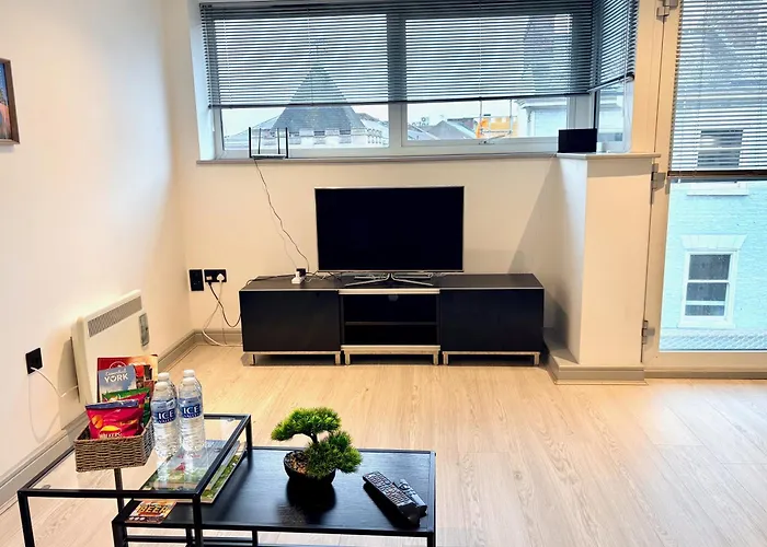 Modern 2 Bed In Centre - Location - Walk To Attractions *