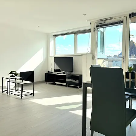 Modern 2-bed In Centre - Location - Walk To Attractions *