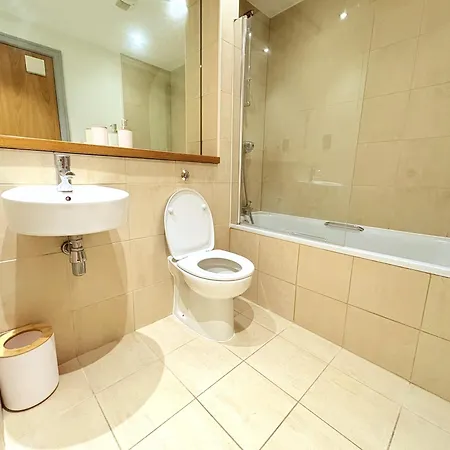 Modern 2-bed In Centre - Location - Walk To Attractions 펜션 *