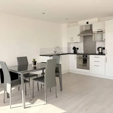 Modern 2-bed In Centre - Location - Walk To Attractions 펜션 *