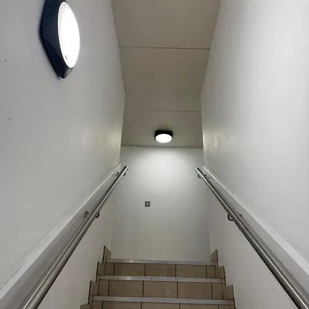 Modern 2-bed In Centre - Location - Walk To Attractions